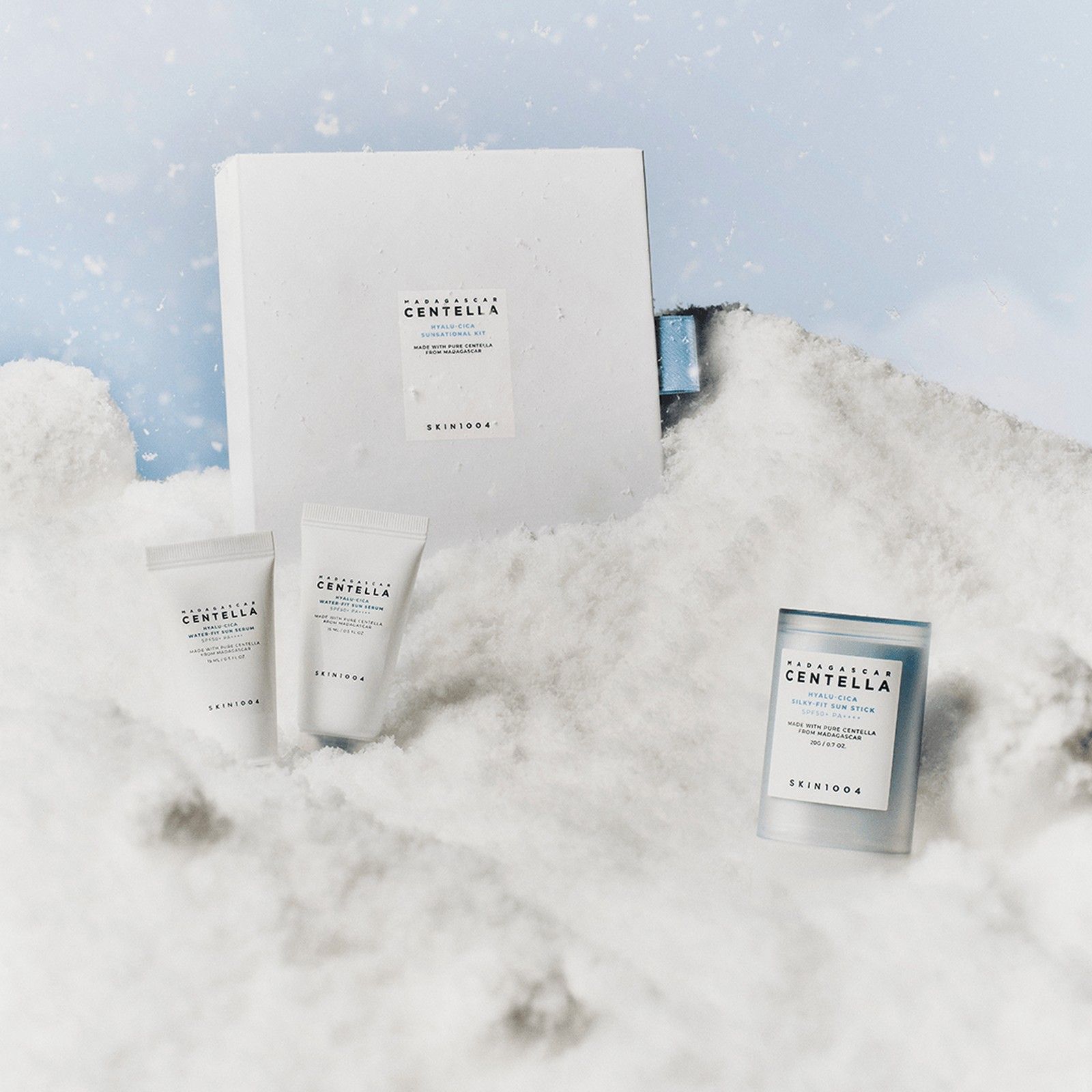 SKIN1004 Madagascar Centella Set met twee tubes en een stick in de sneeuw.