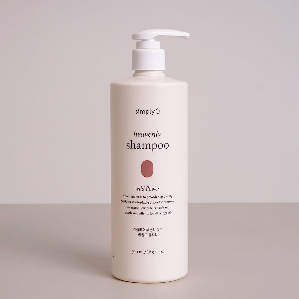 Beige shampoo fles met witte pomp. Opschrift: SimplyO, heavenly shampoo, wild flower. 500 ml.