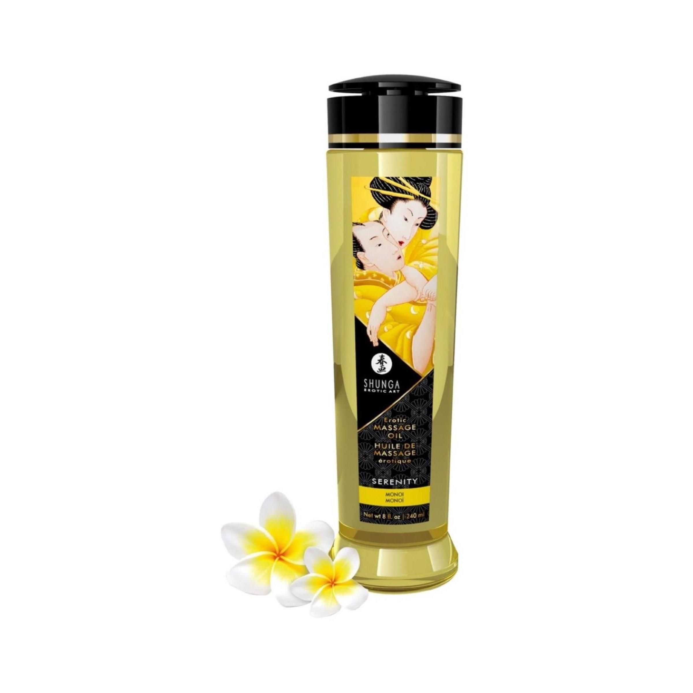 Shunga Massageolie Serenity Monoi in een doorzichtige fles met zwarte dop. Voorkant met Aziatisch motief en productinformatie. Twee frangipani bloemen ernaast.