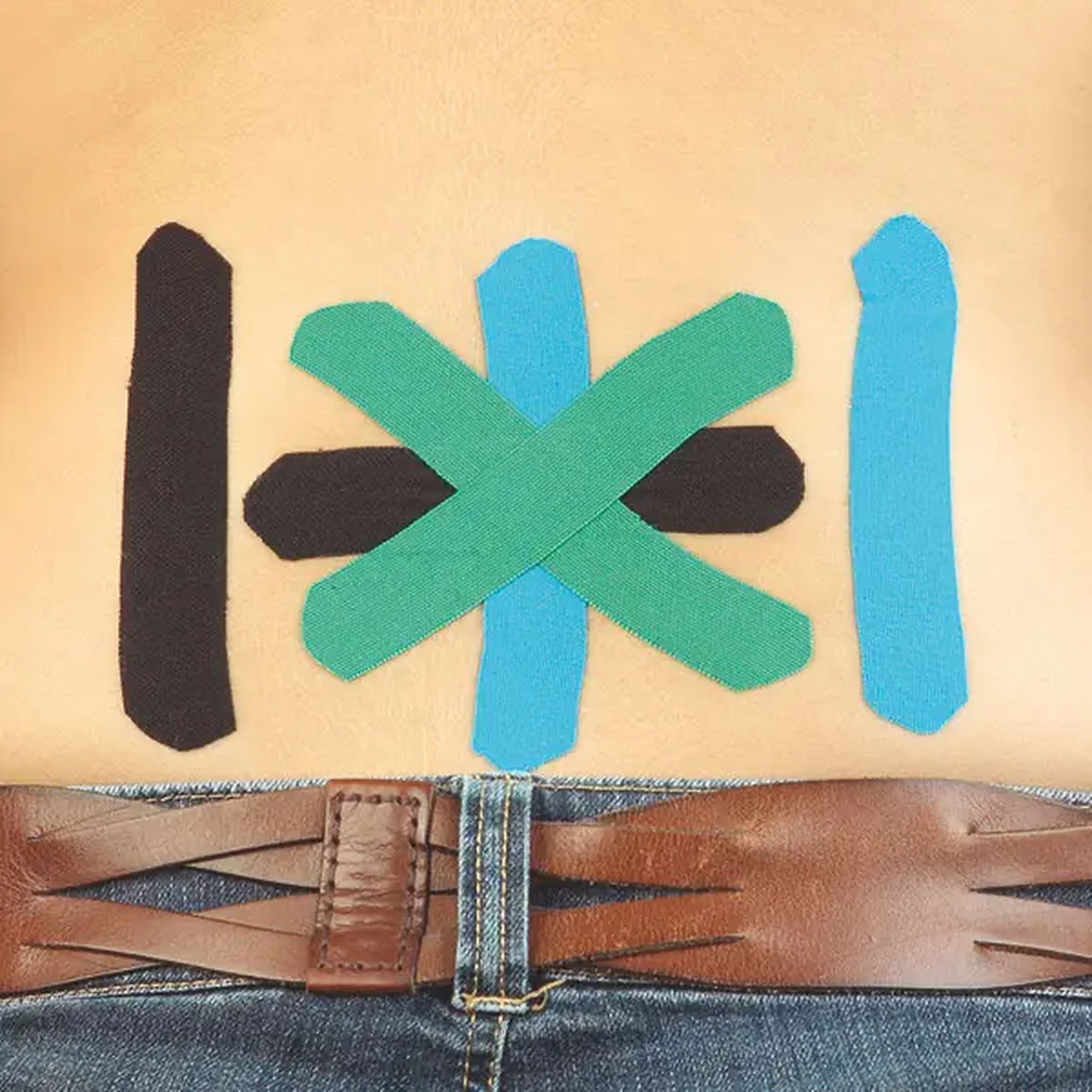 Ruban adhésif multicolore sur le dos, au-dessus d'une ceinture. Noir, bleu et vert.
