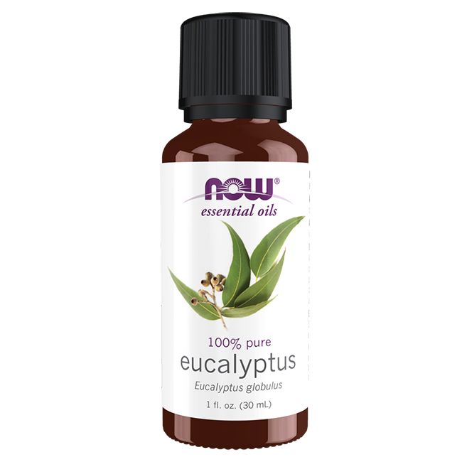 Bruine glazen fles met zwarte dop. Etiket met logo en tekst: 100% pure eucalyptusolie. Plantenillustratie.