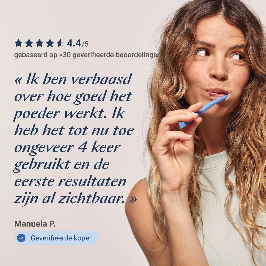 Vrouw poetst tanden met blauwe tandenborstel. Tekst: Citaat over effectiviteit product. Geverifieerde koper.