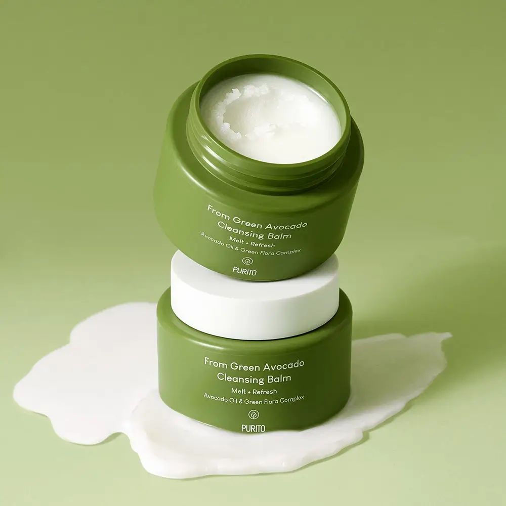 Twee groene potten, een open. Opschrift: From Green Avocado Cleansing Balm. Merk: PURITO. Product op wit oppervlak.