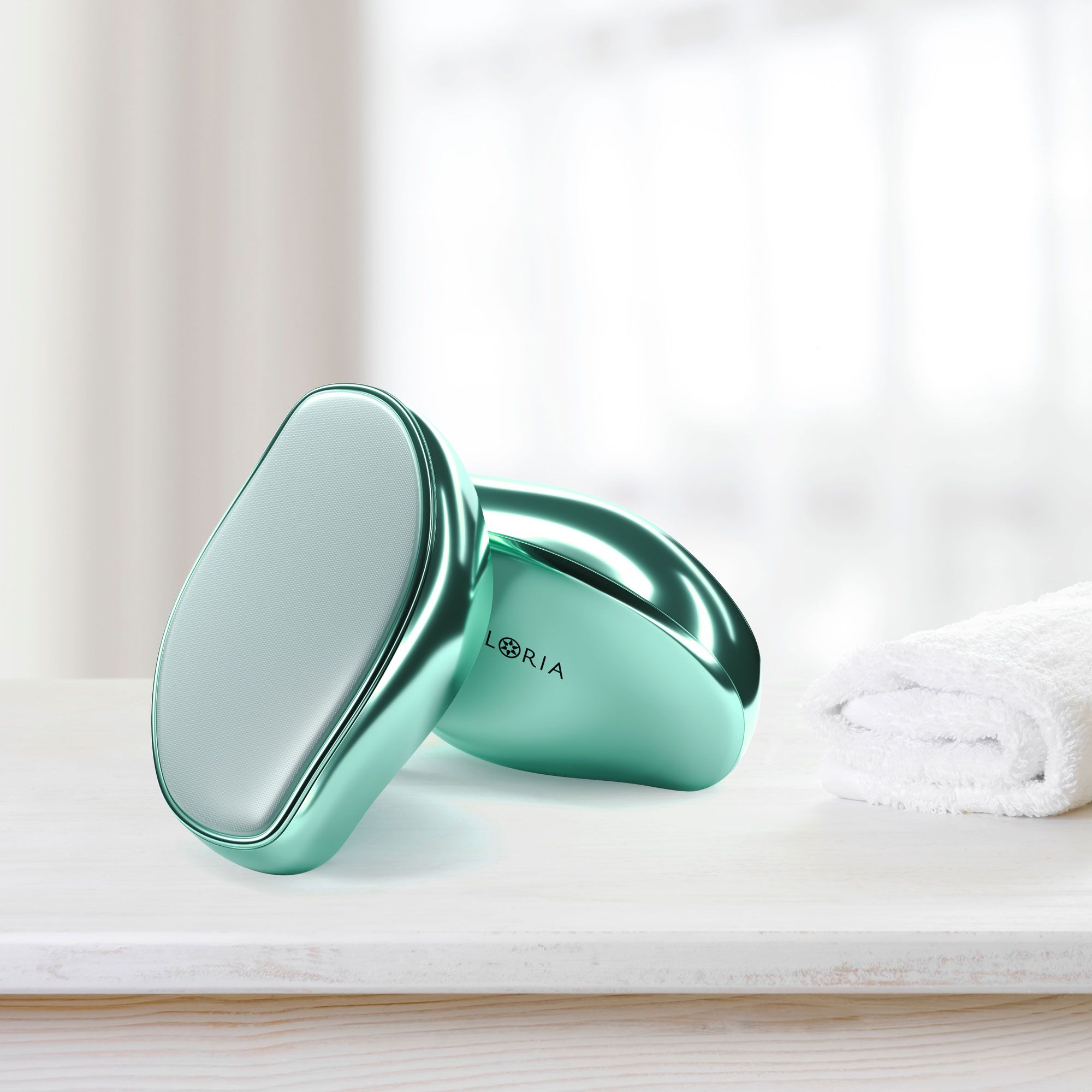 Deux épilateurs verts sur une surface blanche. Serviette en arrière-plan. Marque AILORIA visible.