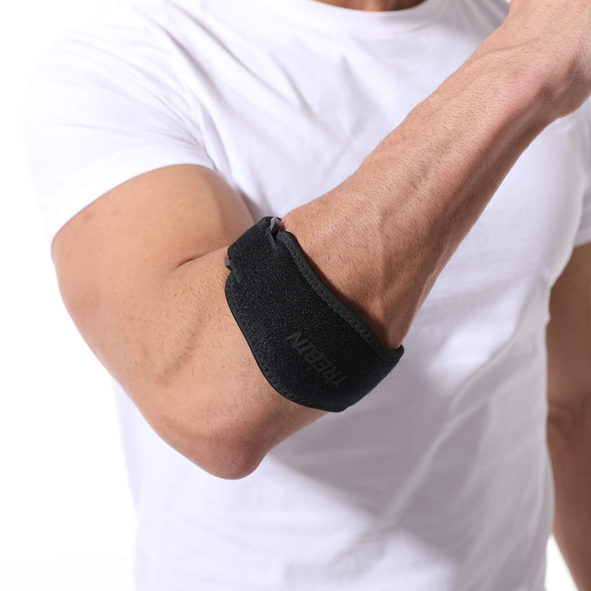 Gros plan d'un manchon de coude avec fermeture velcro sur le bras d'un homme.