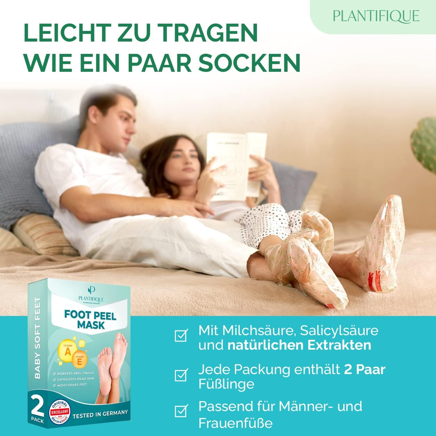 Couple portant des masques pour les pieds. Emballage avec masques pour les pieds. Texte : Baby Soft Feet, 2 paires de chaussons. Ingrédients : acide lactique, acide salicylique, extraits naturels.