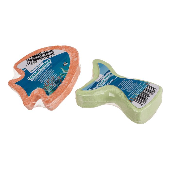 Deux bombes de bain emballées individuellement. Une en forme de poisson, orange, l'autre en forme de queue de poisson, verte. Avec étiquettes code-barres.