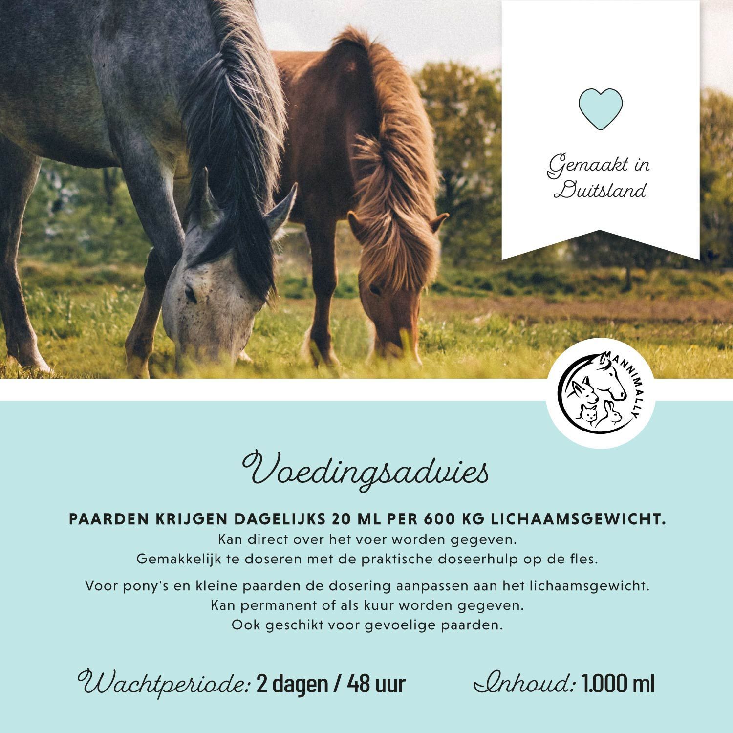 Twee paarden in een veld. Tekst: Voedingsadvies. 20 ml per 600 kg lichaamsgewicht. Inhoud: 1.000 ml.