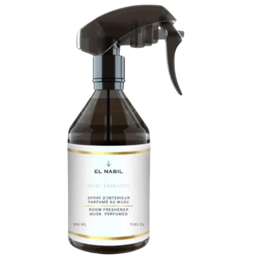 Flacon pulvérisateur marron avec tête noire. Étiquette avec nom du produit et marque EL NABIL. Texte: Room Freshener Musk Perfumed.