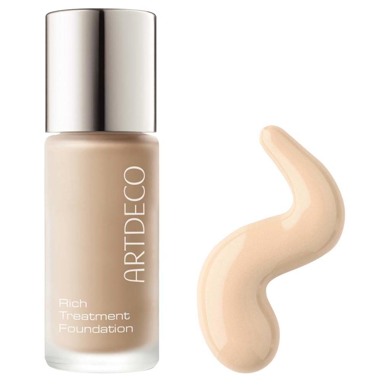 Artdeco Rich Treatment Foundation in een glazen fles met zilveren dop. Daarnaast een staal van de vloeibare foundation.