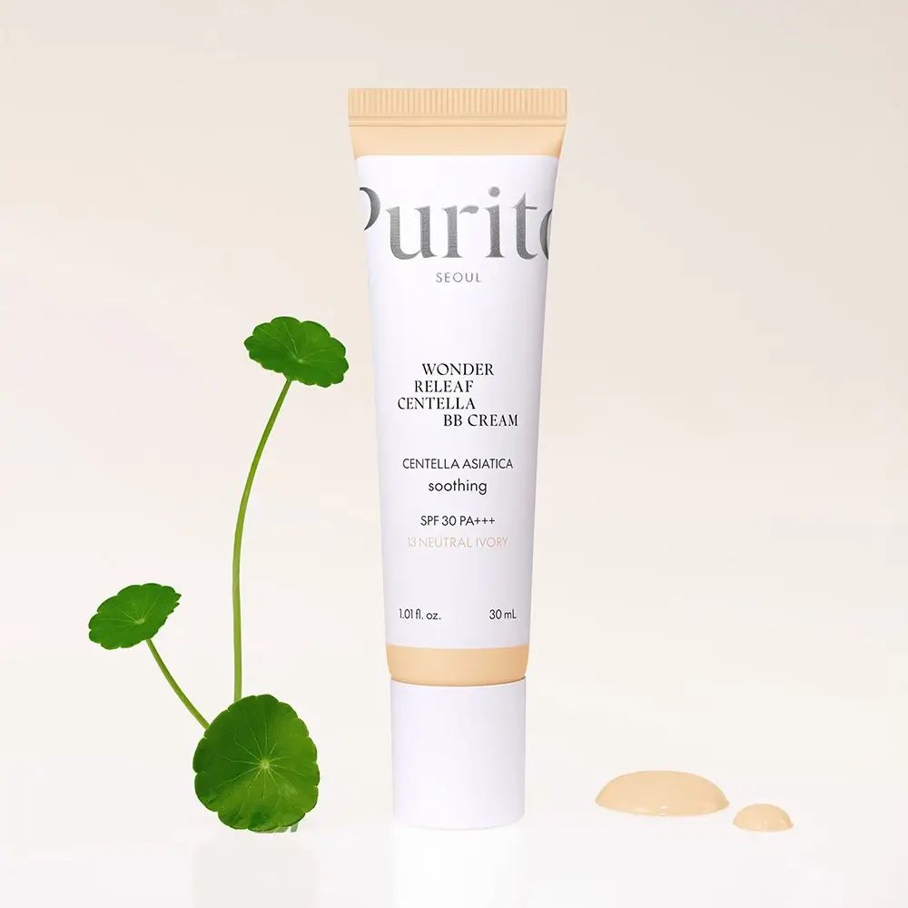 Tube BB-crème. Wit, met tekst. Tint: Neutraal ivoor. Bevat Centella Asiatica en SPF 30 PA+++. Met bladeren.