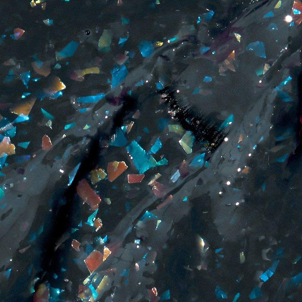 Donkergrijze nagellaktextuur met kleurrijke, glinsterende deeltjes. Close-up, details van kleur en glans.