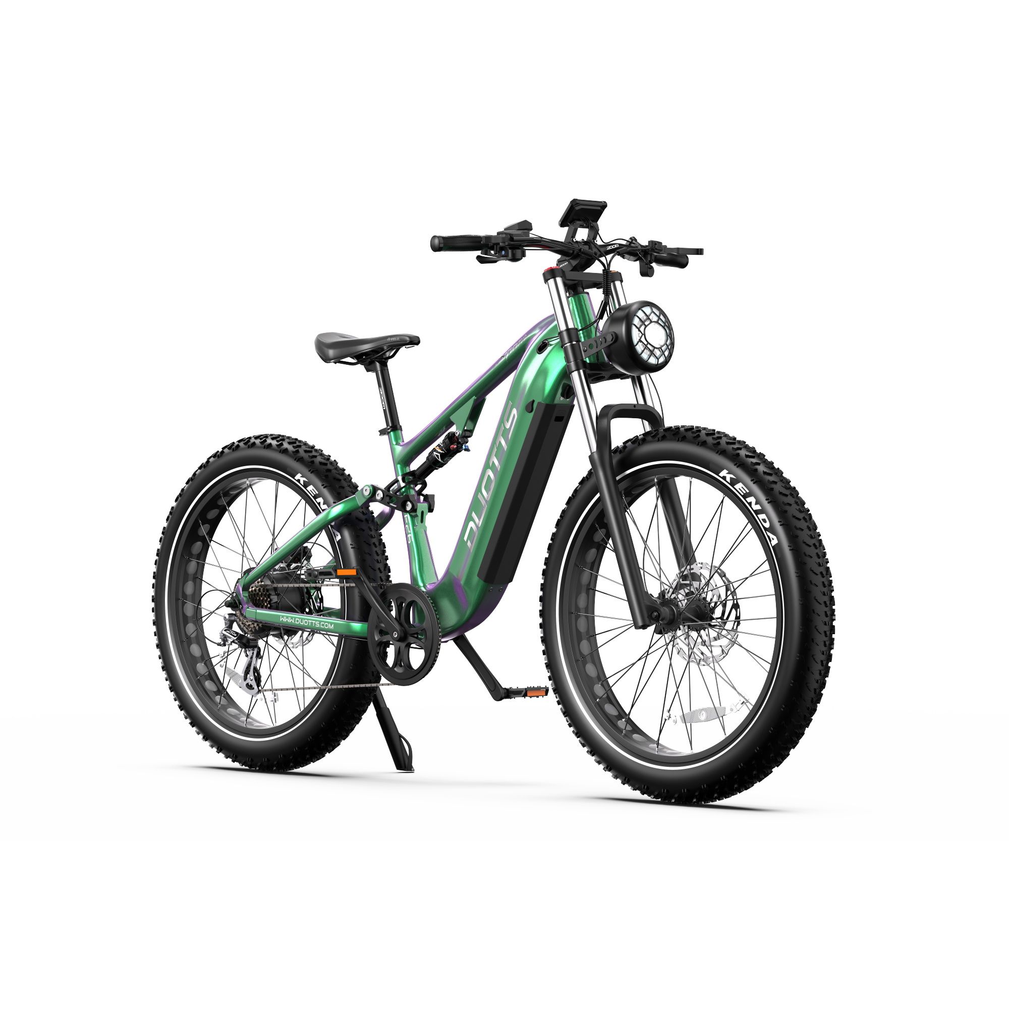 Vélo électrique vert. Pneus noirs KENDA. Logo DUOTTS sur le cadre. Phare.