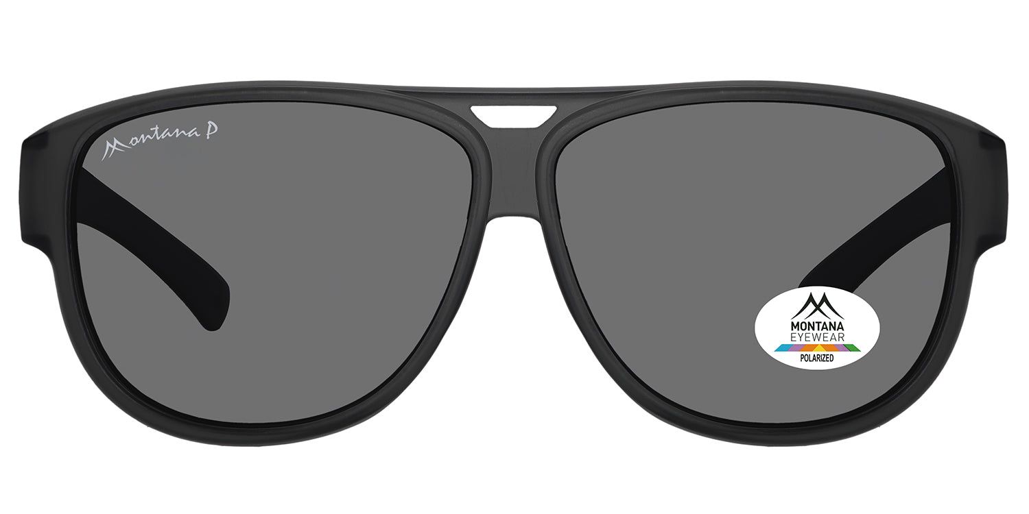 Lunettes de soleil noires. Verres gris. Logo Montana Eyewear sur la branche et le verre. Verres polarisés.