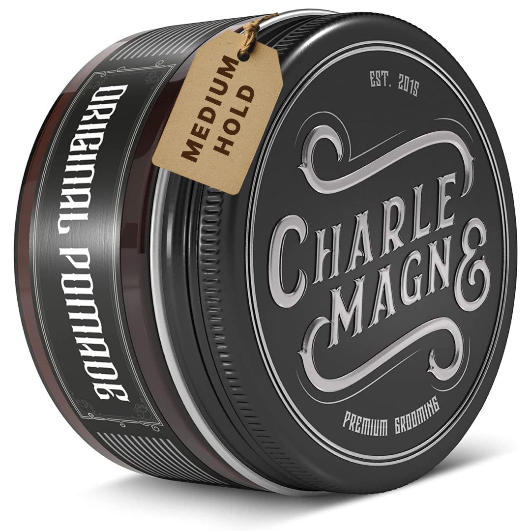 Boîte de Charlemagne Original Pomade avec étiquette 'Medium Hold'.