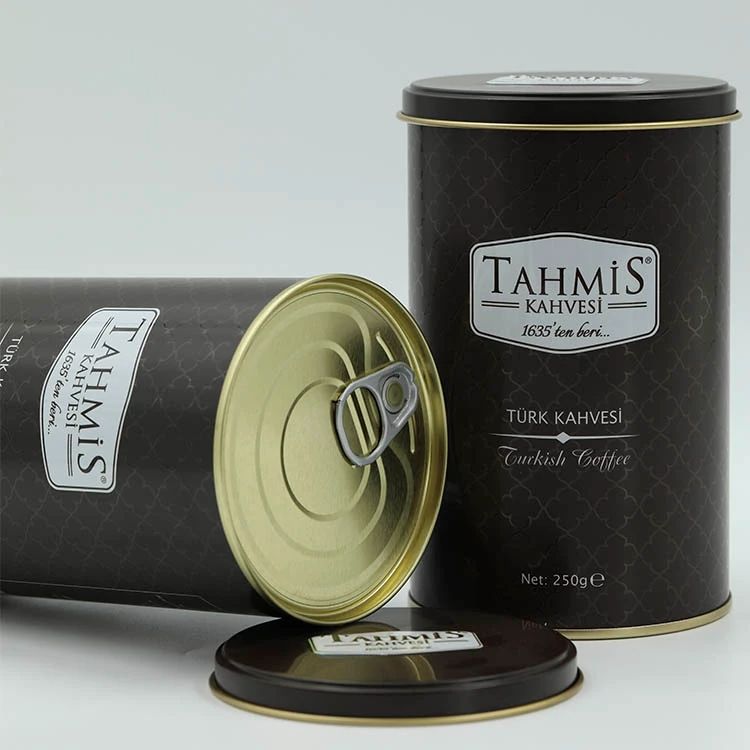 Deux boîtes avec logo "TAHMIS KAHVESI". Café turc. Une boîte ouverte, couvercle à côté.