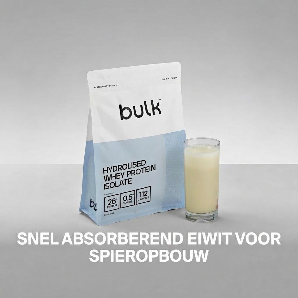 Bulk Hydrolised Whey Protein Isolate zakje naast een glas met eiwitshake.