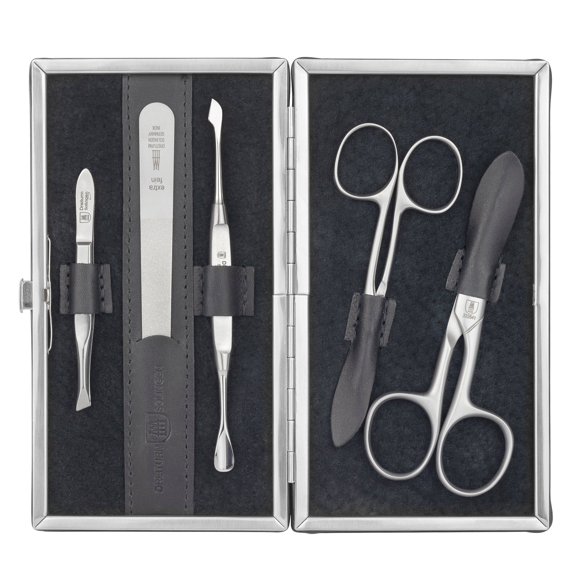 Trousse de manucure ouverte. Contient ciseaux à ongles, lime à ongles, pince à épiler et outils. Doublure noire. Cadre argenté.