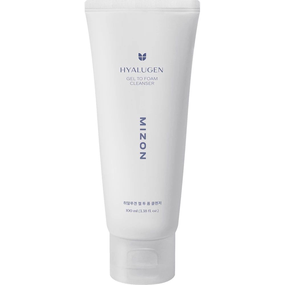 Tube blanc avec produit. Inscription HYALUGEN, GEL TO FOAM CLEANSER, MIZON. Nom du produit et volume.