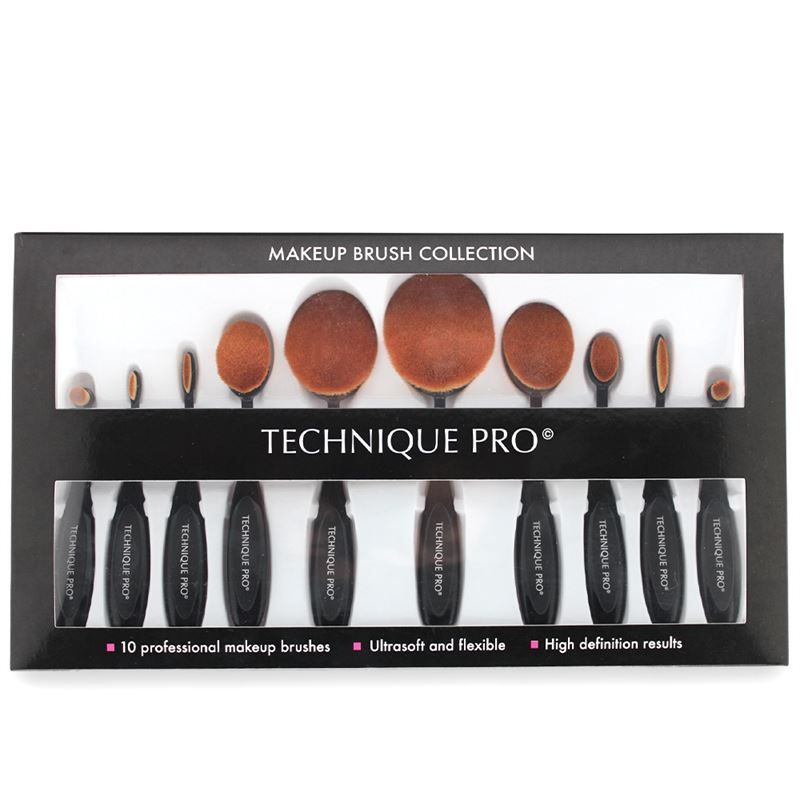 Set de pinceaux de maquillage dans un emballage noir. Contient 10 pinceaux avec manches noirs et poils bruns. Marque : TECHNIQUE PRO.