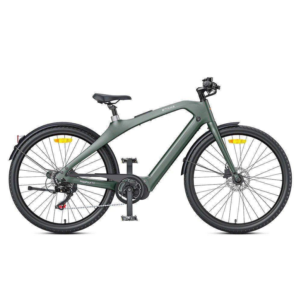 Vélo électrique vert avec pneus et garde-boue noirs. Selle, guidon, pédales et freins à disque visibles.