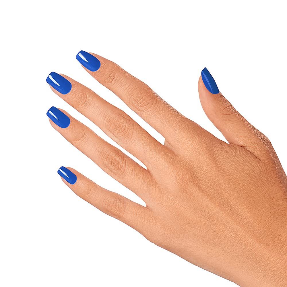 Hand met blauw gelakte nagels. Alle nagels zijn gelijkmatig gelakt.