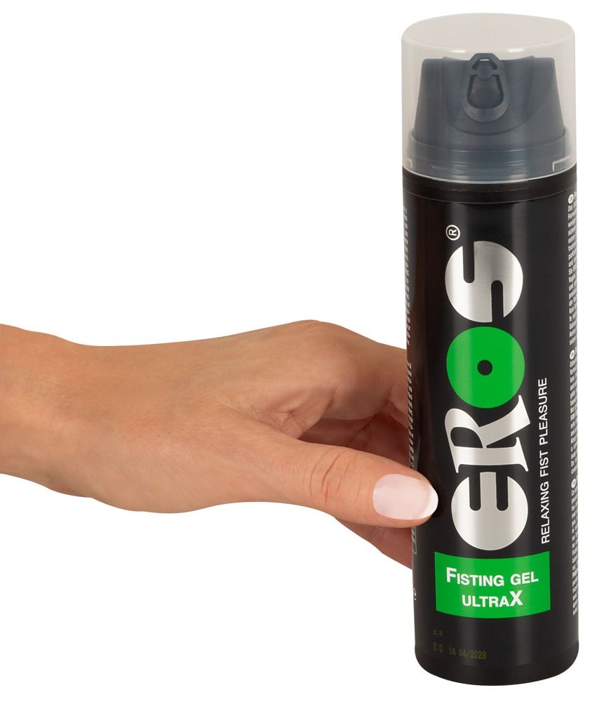 Hand die een EROS Ultra X Fisting Gel fles met pompdos vasthoudt.