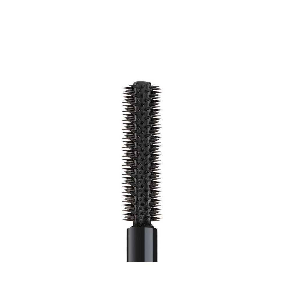 Gros plan d'une brosse de mascara. Soies noires.