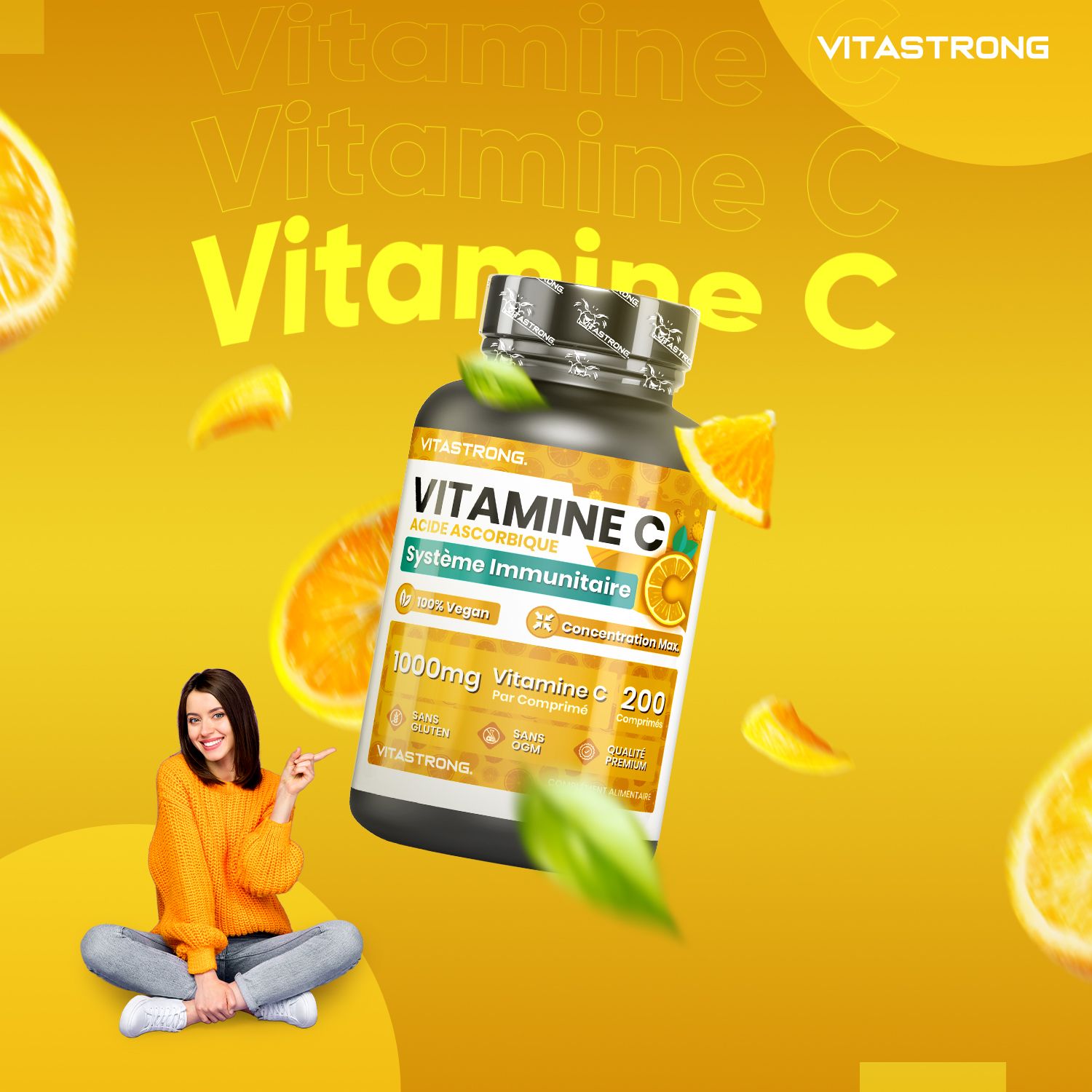 Zittende vrouw wijst naar Vitastrong Vitamine C fles. Fles met 200 tabletten, 1000mg Vitamine C. Gele achtergrond.