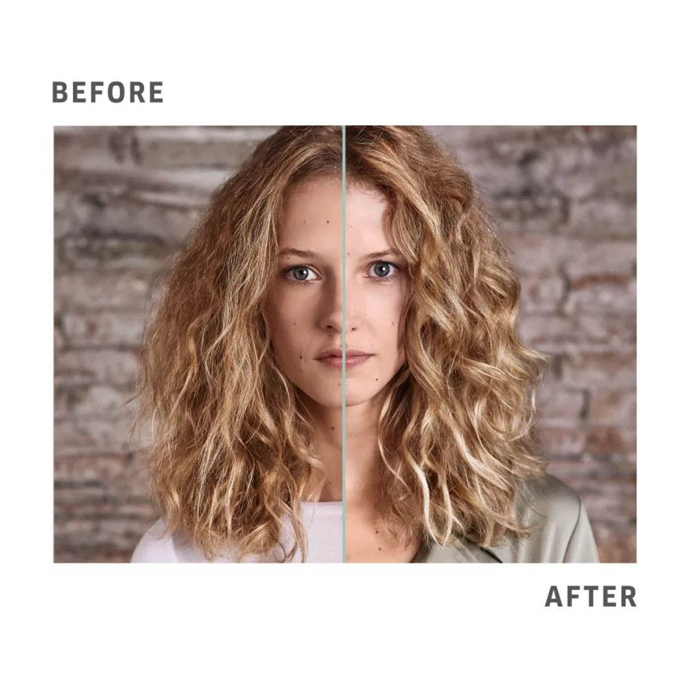 Comparaison avant-après. Femme aux cheveux bouclés. À gauche: cheveux non coiffés. À droite: cheveux coiffés. Texte: BEFORE, AFTER.