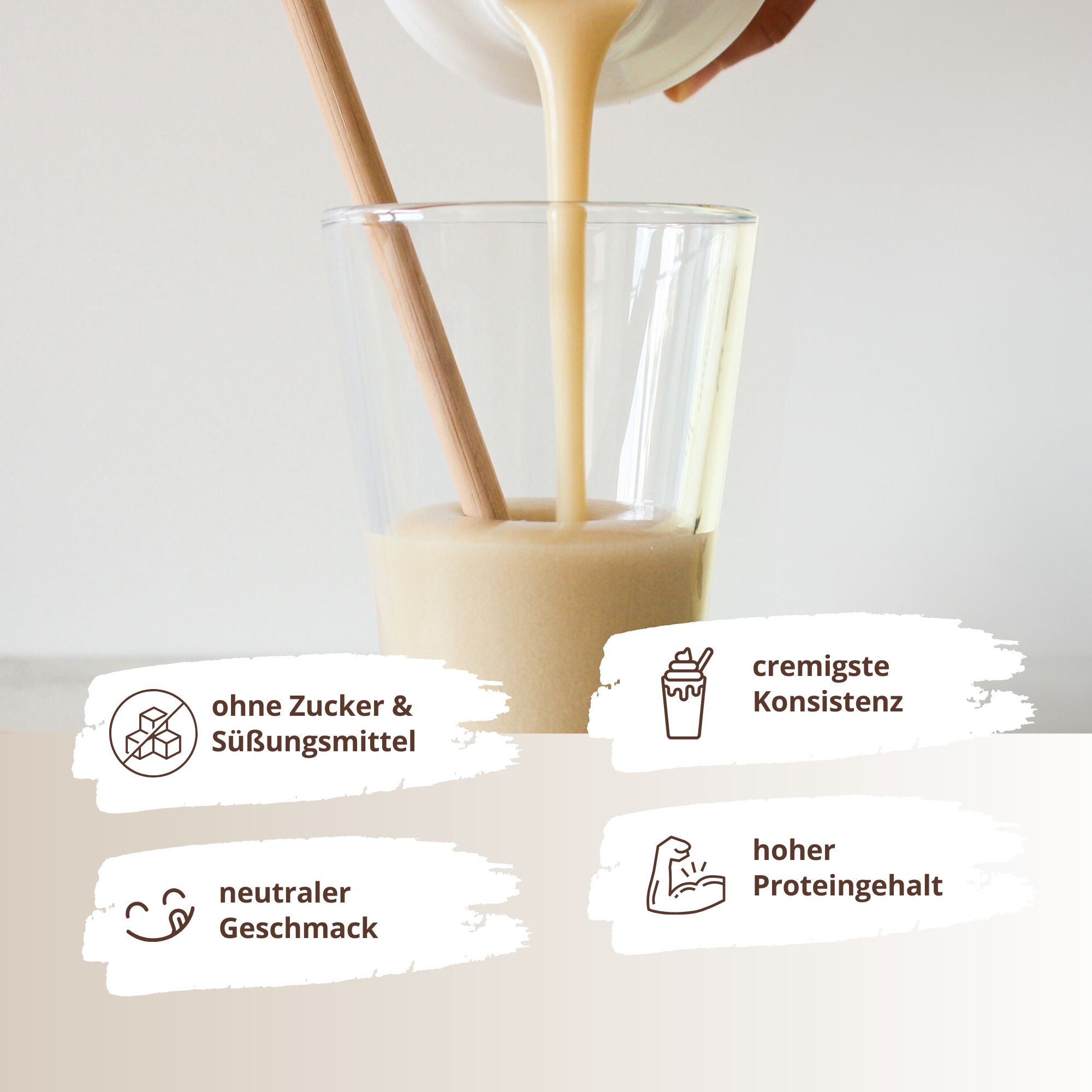 Glas met romige vloeistof, twee houten stokjes. Tekst: zonder suiker & zoetstoffen, romige consistentie, neutrale smaak, hoog eiwitgehalte.
