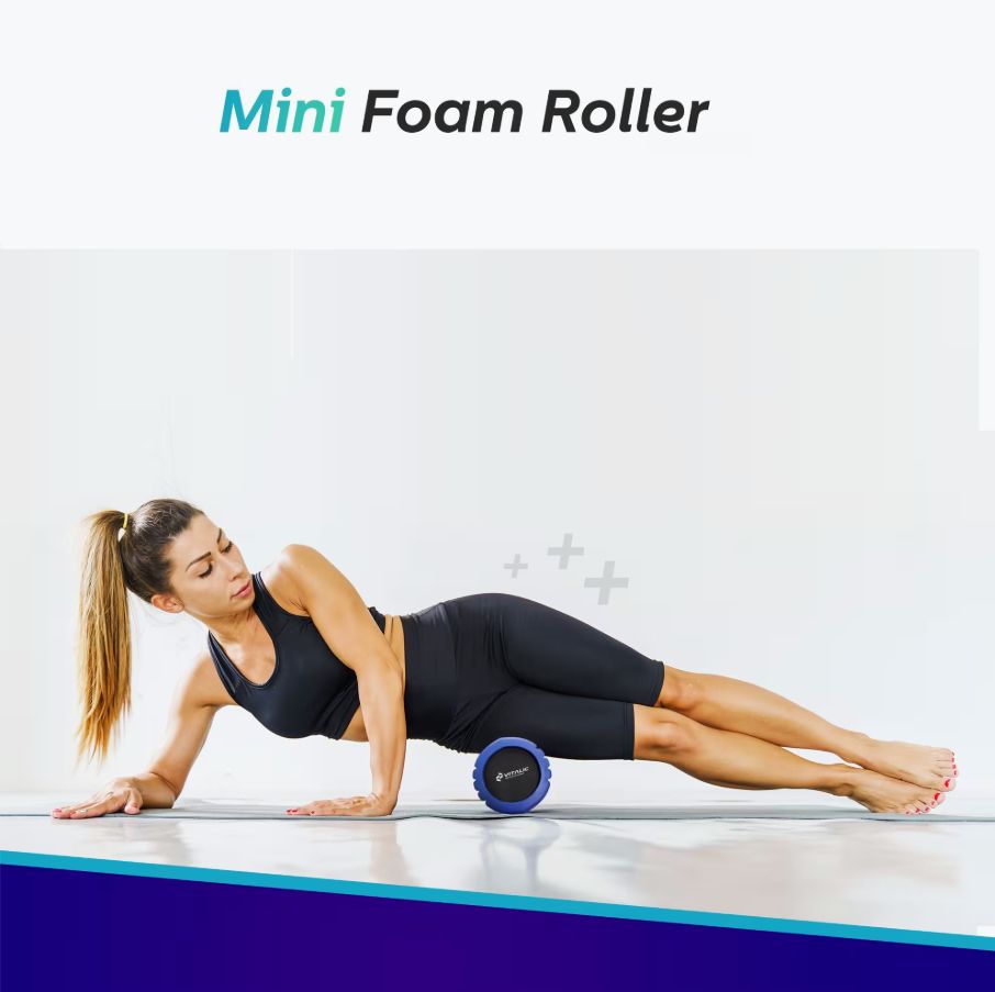 Femme allongée au sol utilisant un rouleau de fascia bleu. Texte: Mini Foam Roller. Logo VITALIC.
