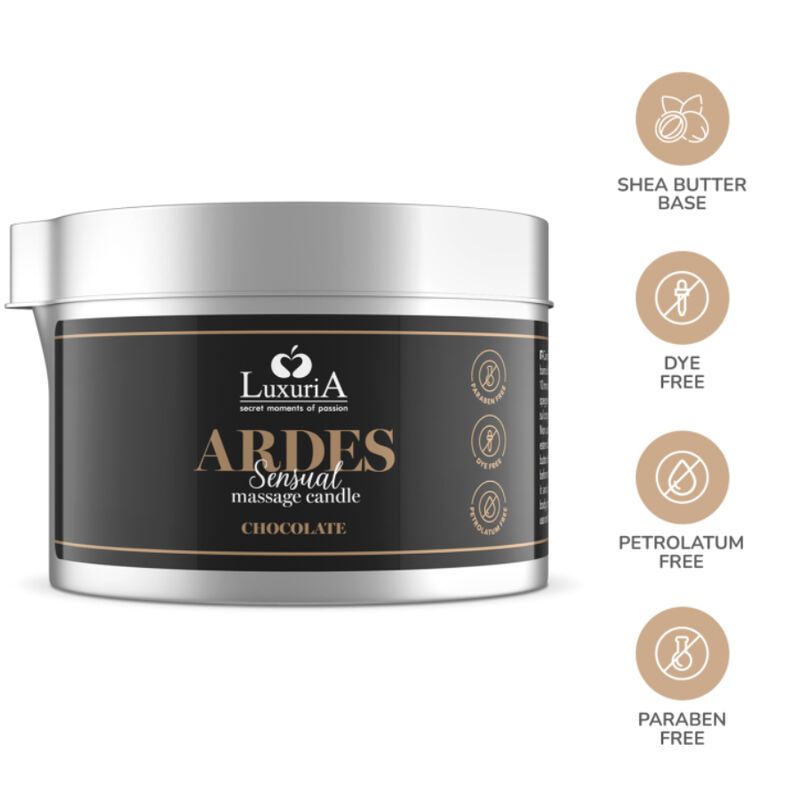Bougie de massage avec étiquette noire. Logo et nom du produit. Inscriptions: Shea Butter Base, Dye Free, Petrolatum Free, Paraben Free.