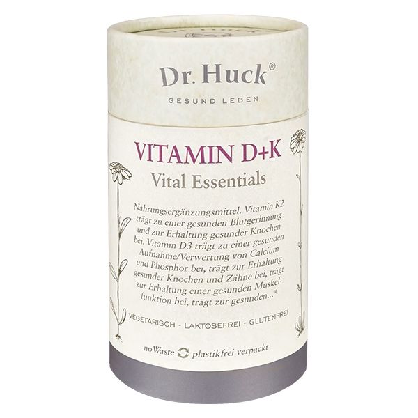 Cilindrische verpakking met "Dr. Huck Vitamin D+K". Opschrift: "Vitamin D+K Vital Essentials". Opschrift: "vegetarisch, lactosevrij, glutenvrij".
