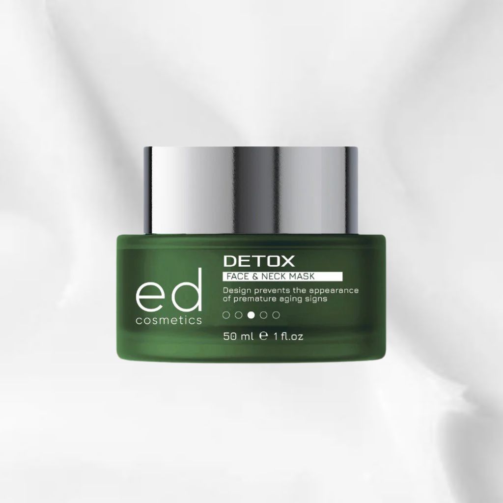 Pot vert avec couvercle argenté. Inscription : "ed cosmetics DETOX FACE & NECK MASK". 50 ml.