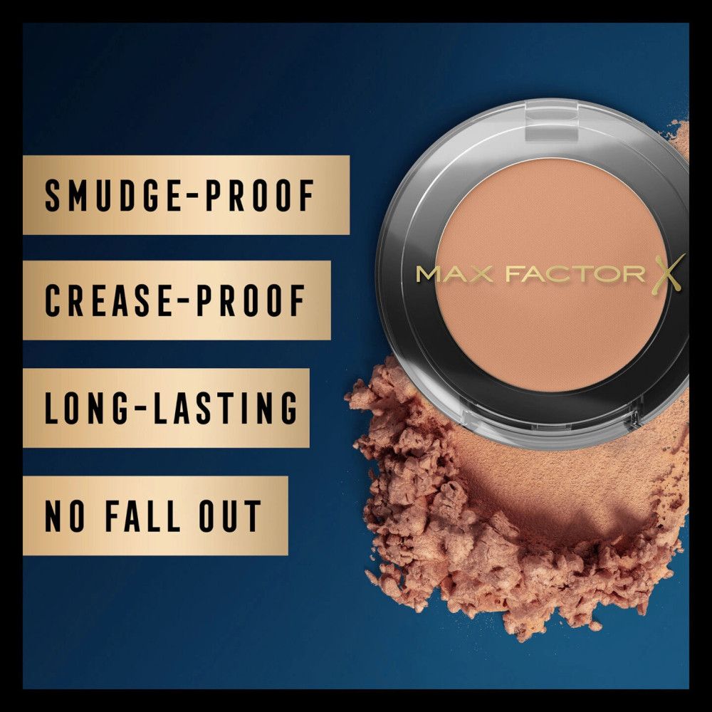 Oogschaduw in een verpakking met "MAX FACTOR". Daarnaast een veeg van de oogschaduw. Tekst: "SMUDGE-PROOF", "CREASE-PROOF", "LONG-LASTING", "NO FALL OUT".
