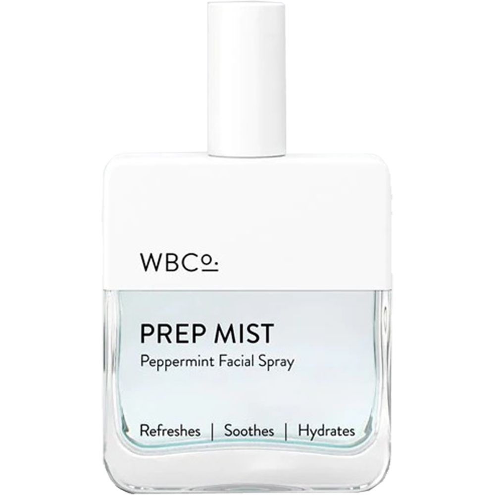 Transparante sprayfles met witte dop. Opschrift: WBCo., PREP MIST, Peppermint Facial Spray. Op witte achtergrond.