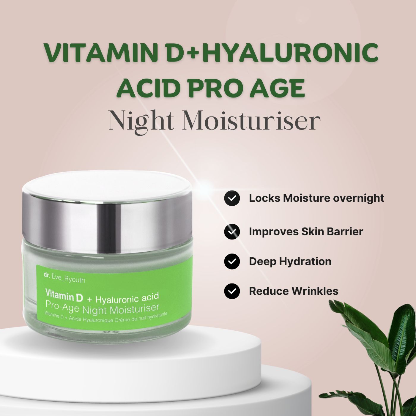 Glazen pot met zilveren deksel. Groen etiket met tekst. Tekst: Vitamin D + Hyaluronic acid Pro-Age Night Moisturiser. Op voetstuk.