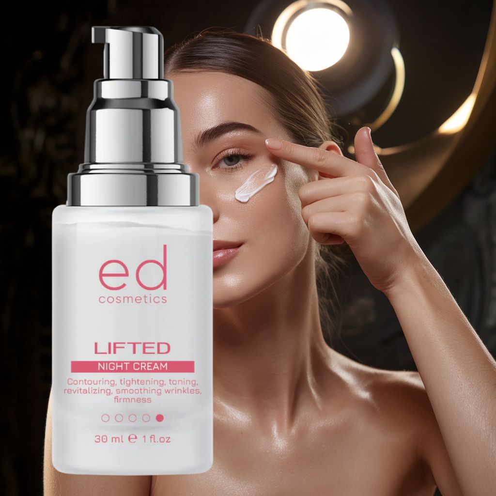 Femme appliquant de la crème. Flacon avec pompe argentée. Inscription : ed cosmetics, LIFTED NIGHT CREAM.