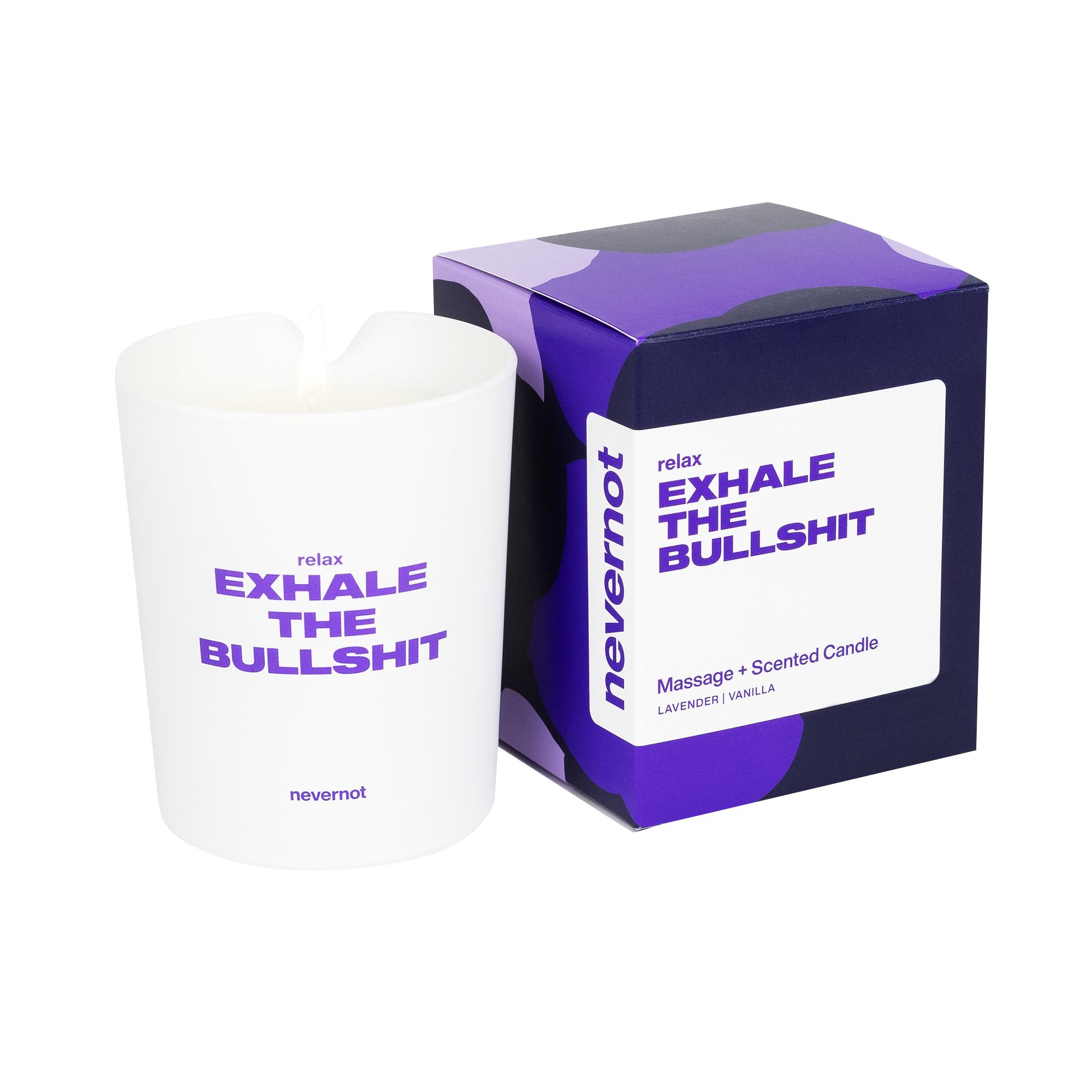 Witte kaarsbeker met opschrift "relax EXHALE THE BULLSHIT". Daarnaast de verpakking. Merk: nevernot.