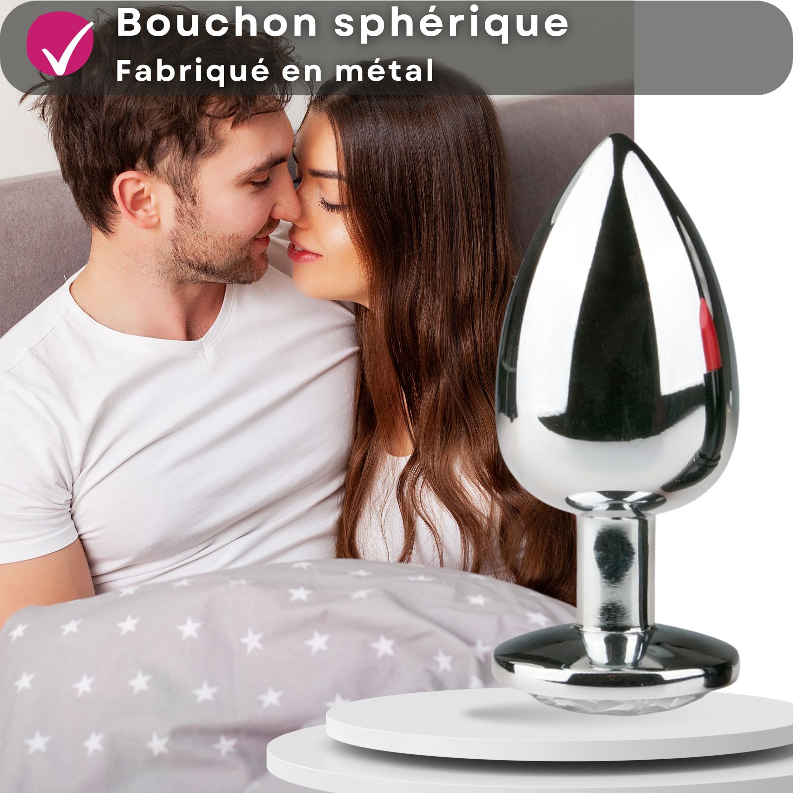 Couple au lit. Plug anal en métal argenté. Texte: Bouchon sphérique, Fabriqué en métal.