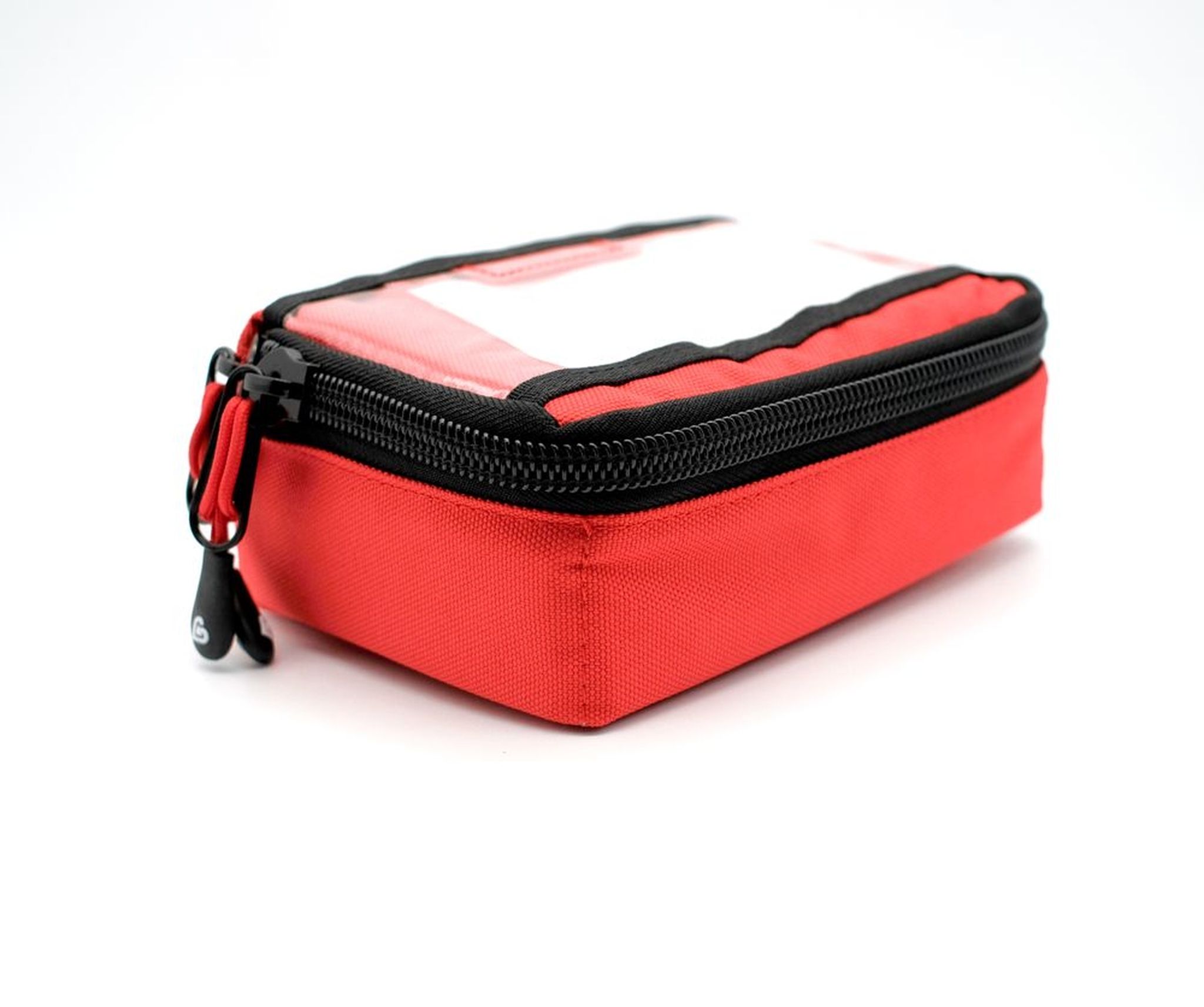 Pochette d'urgence rouge fermée, avec fermeture éclair et compartiment transparent sur le dessus.