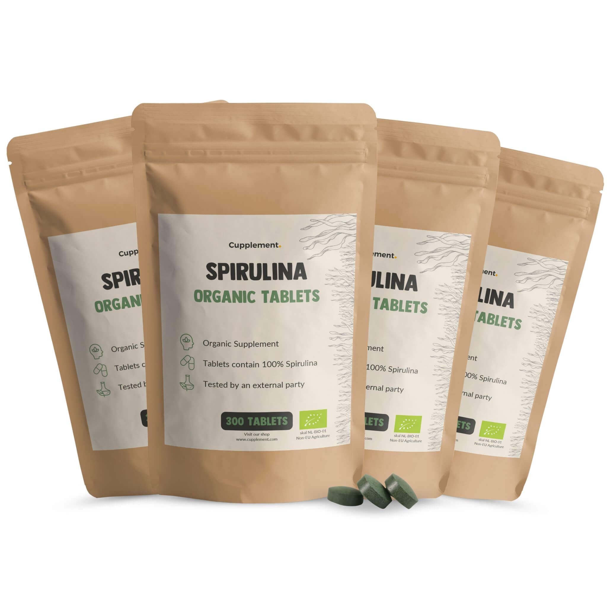 Meerdere zakjes spirulinatabletten. Opschrift: Spirulina Organic Tablets. 300 tabletten. Bio-keurmerk.