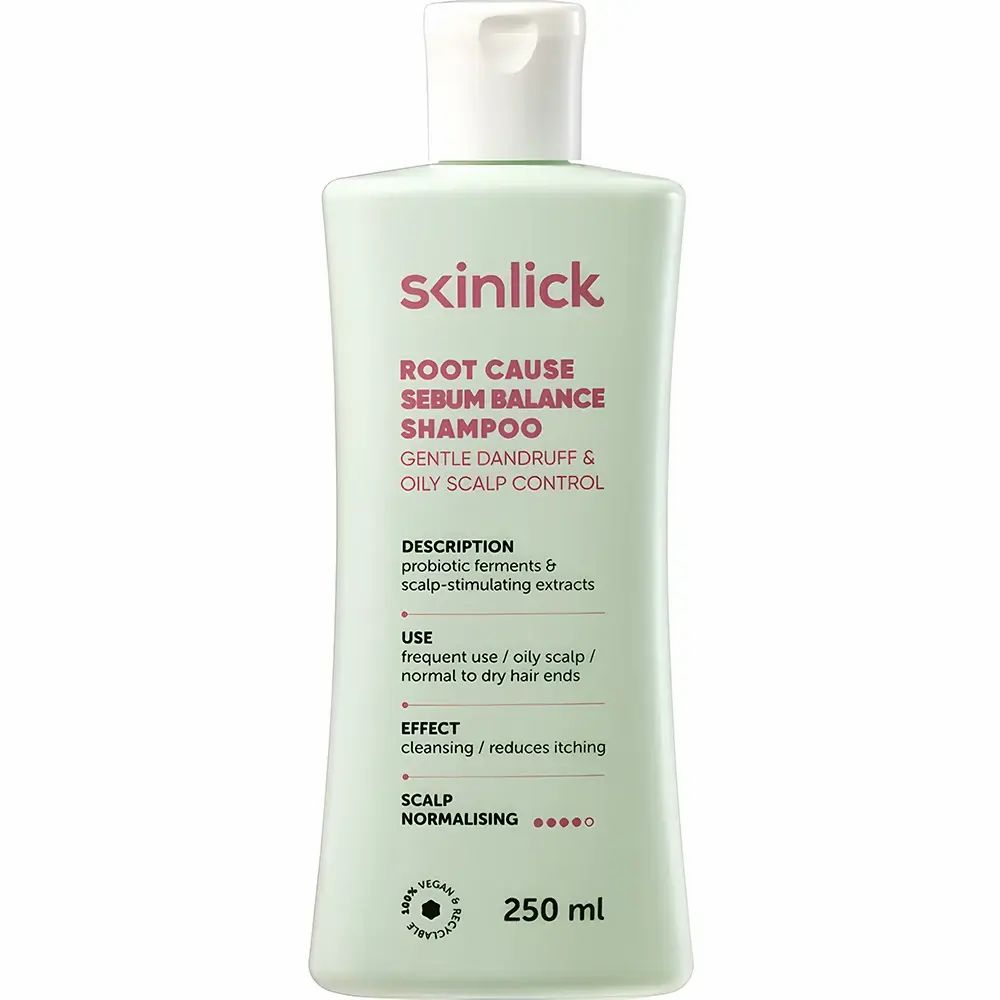 Flacon de shampooing vert avec bouchon blanc. Texte: SKINLICK, ROOT CAUSE SEBUM BALANCE SHAMPOO. 250 ml. Inscription: contrôle doux des pellicules et du cuir chevelu.
