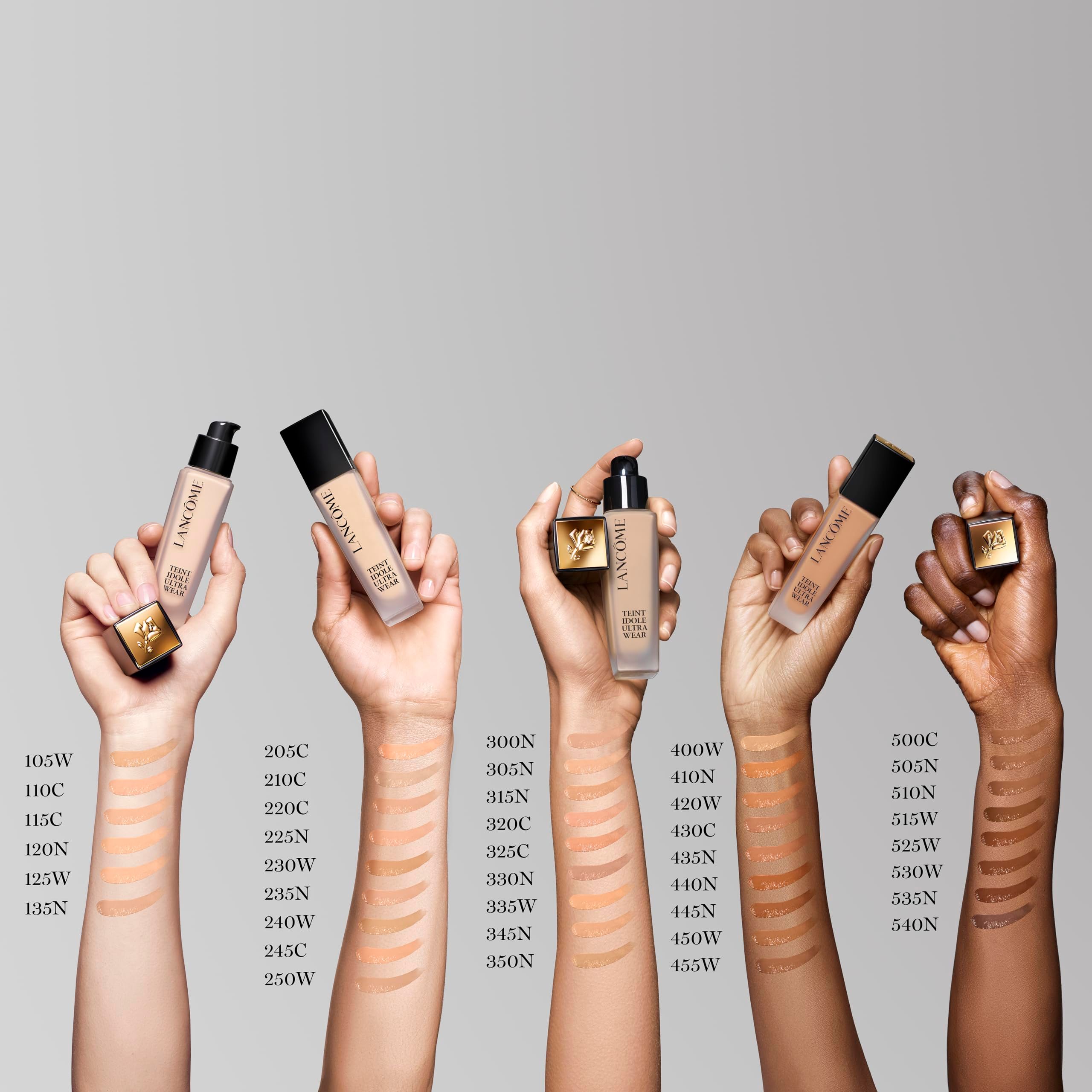 Handen die verschillende tinten Lancôme Teint Idole Ultra Wear foundation tonen.