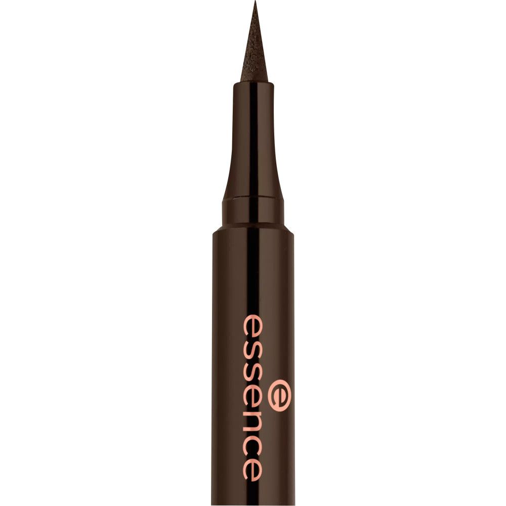 Gros plan du stylo eyeliner Essence. Stylo noir avec pointe. Marque et nom du produit visibles.