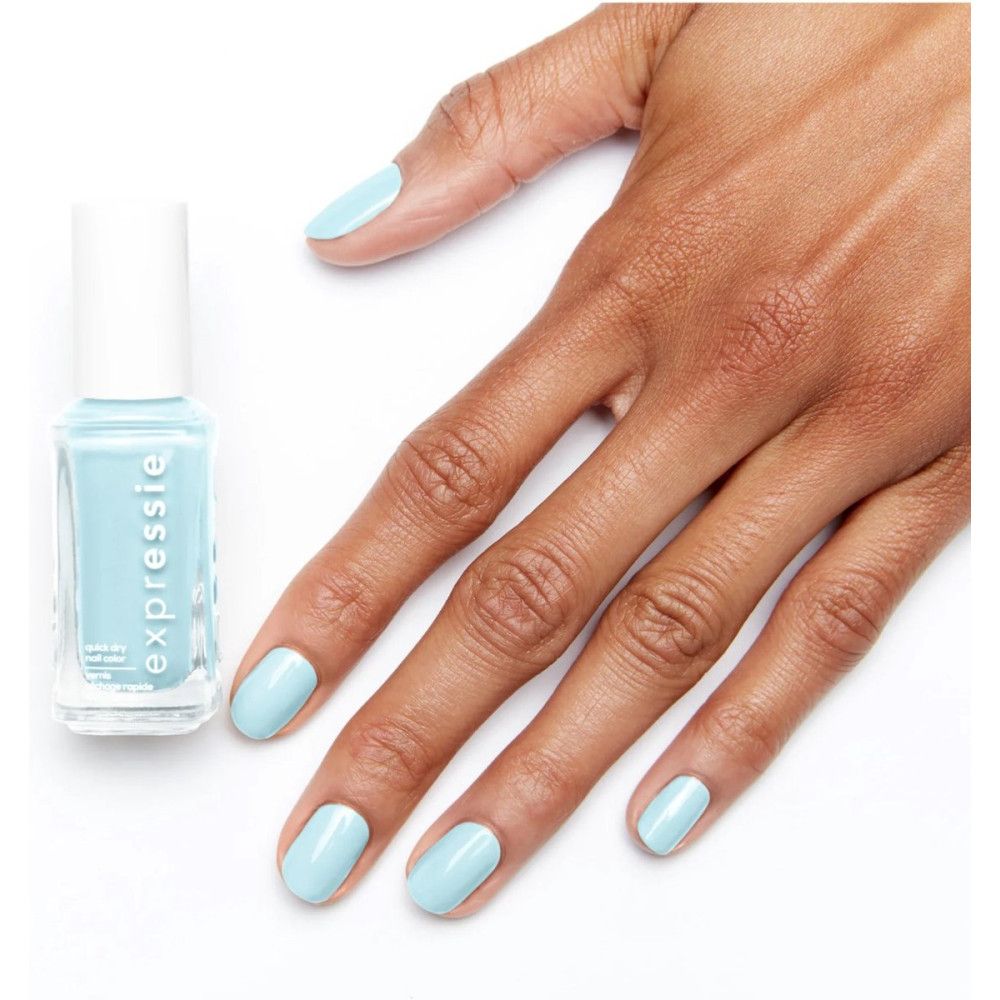 Main avec ongles peints en bleu clair et flacon de vernis à ongles. Inscription : Expressie.