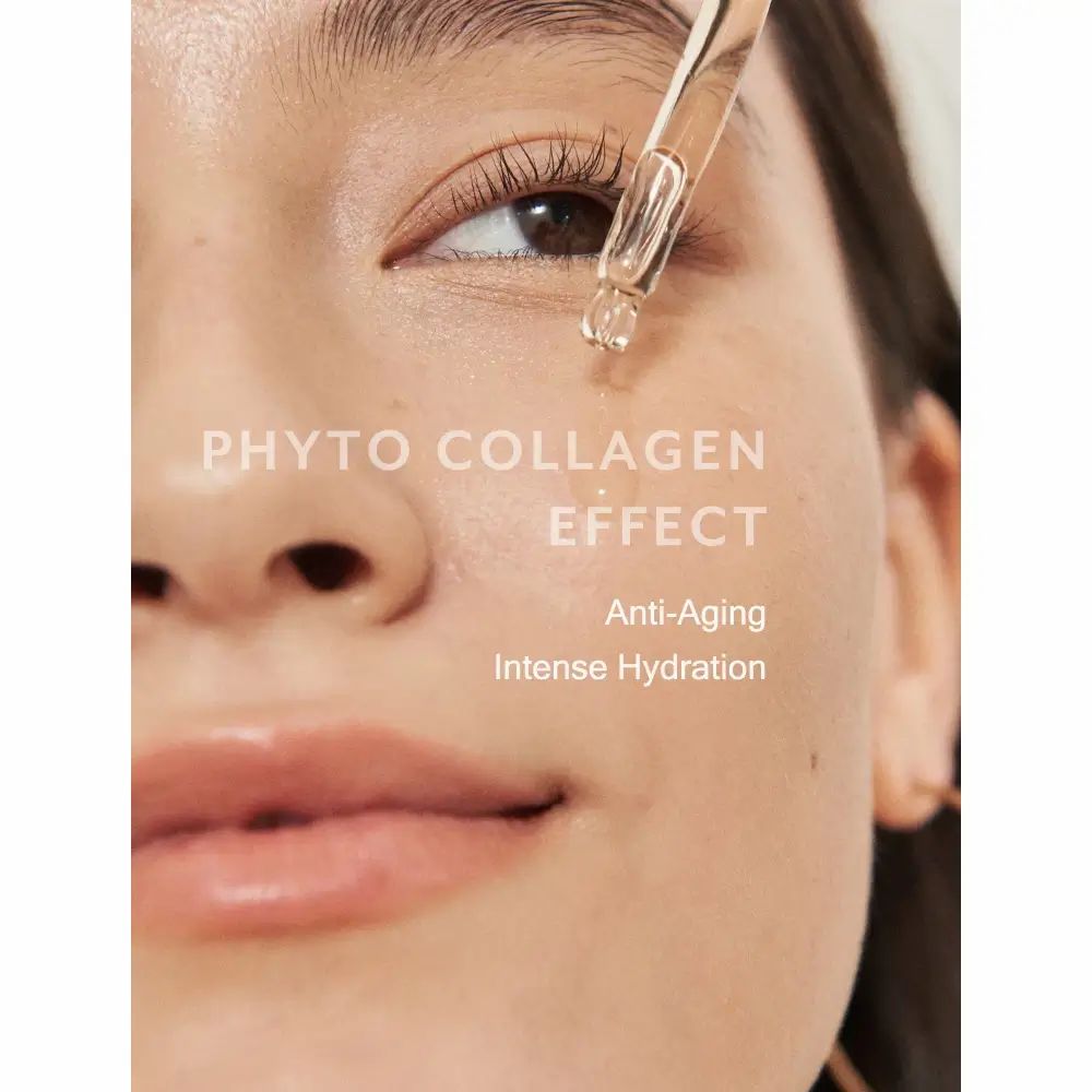Close-up van een gezicht met serum-applicator. Tekst: Phyto Collagen Effect, Anti-Aging, Intense Hydration.