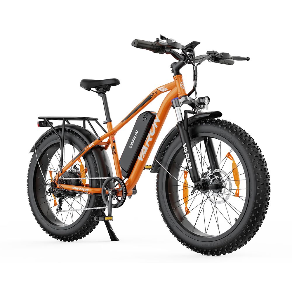 Oranje VARUN M26-2 Plus elektrische mountainbike met zwarte accu, bagagerek en brede banden. Vooraanzicht.