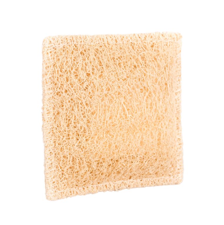 Éponge luffa carrée beige. Structure à mailles grossières. Forme angulaire.